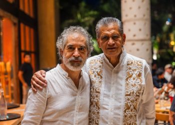 Jorge Marín visita Hotel Xcaret Arte y firma esculturas para exposición permanente.