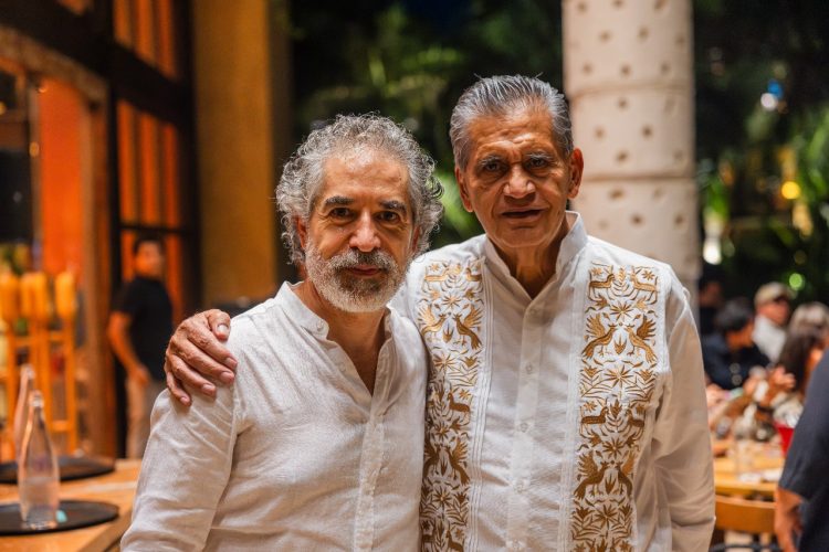 Jorge Marín visita Hotel Xcaret Arte y firma esculturas para exposición permanente.